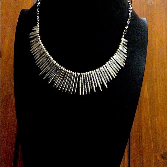 Silver-tone necklace w/dramatic sunburst of 61 hammered metal spikes. Unbranded - Picture 2 of 6